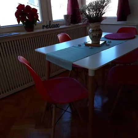 Cozy In Center Of *
